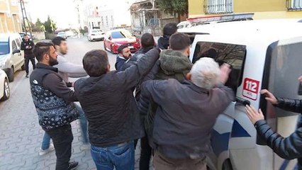 Alkollü sürücü 3 kişiye çarptı, darp edildi