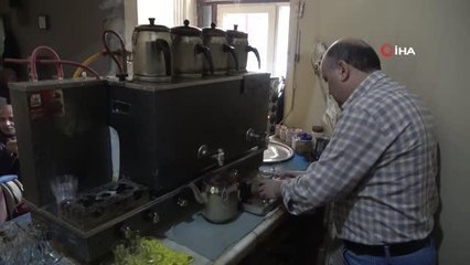 29 yıllık çay ocağı ile 3 çocuğunu okutan Kılıç, şimdi torunlarını okutuyor