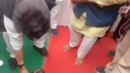 नाराज मंत्री को मनाने पैरों में झुके सिंधिया तो रो पड़े लोग...