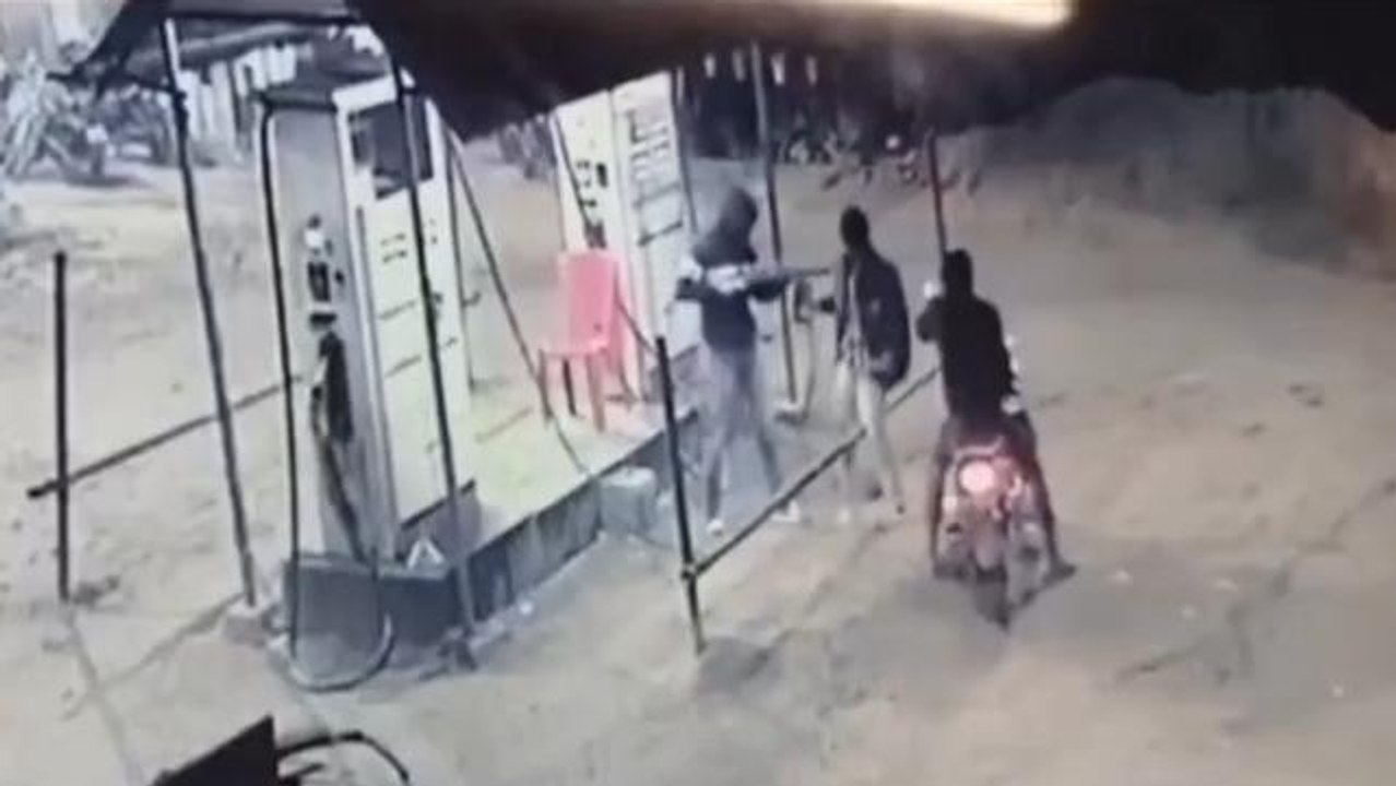 উঃদিনাজপুরঃ আগ্নেয়াস্ত্র দেখিয়ে ছিনতায়ের চেষ্টা! ভিডিও দেখলে আপনিও অবাক হবেন