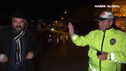 Ön profilden Şafak Sezer, yan profilden Azer Bülbül’e benzeyen sürücünün arkadaşı mini şovuyla trafik polislerini bile şaşırttı