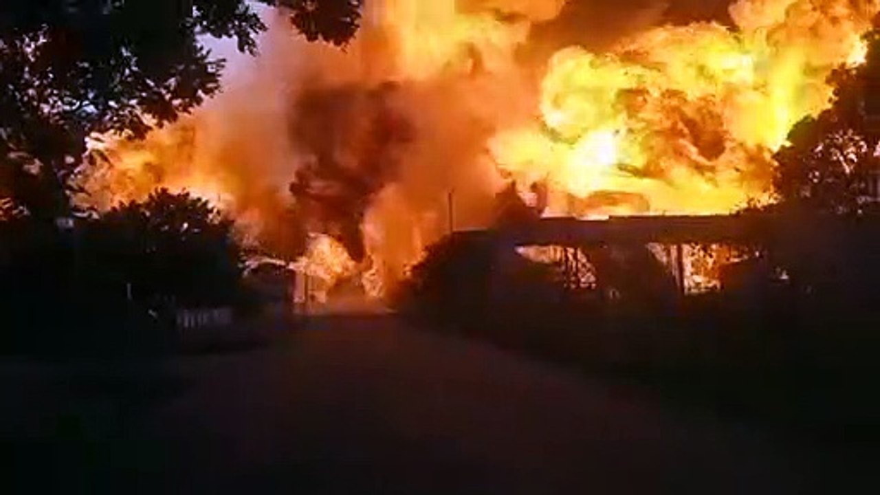 Tanklaster in Südafrika explodiert - mindestens 15 Tote