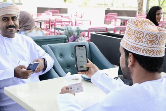 Ummanlılar telefondan oy verme sisteminin de uygulandığı yerel seçimler için sandık başında