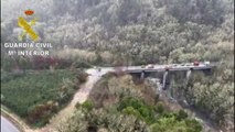 El helicóptero de la Guardia Civil trabaja desde el aire en la búsqueda de los desaparecidos en Pontevedra