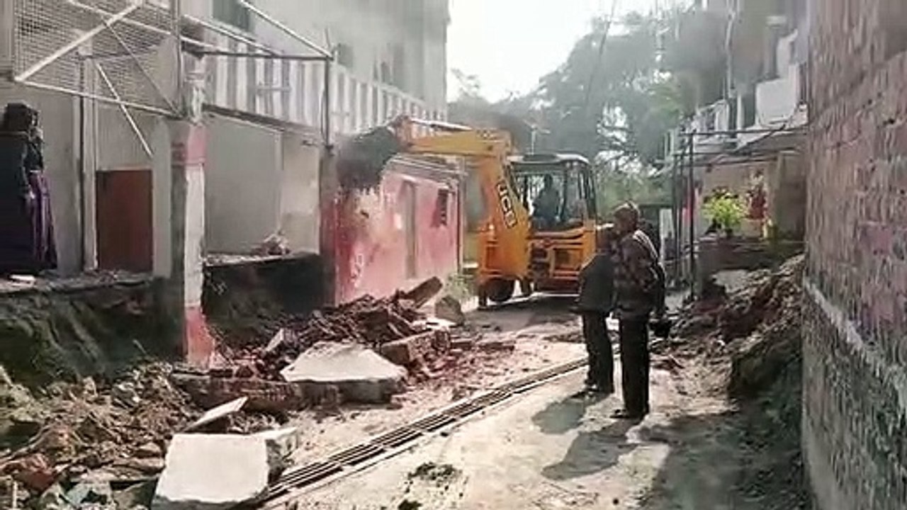 Watch VIDEO JCB moves in Ratlam, breaks 10 confirmed encroachments