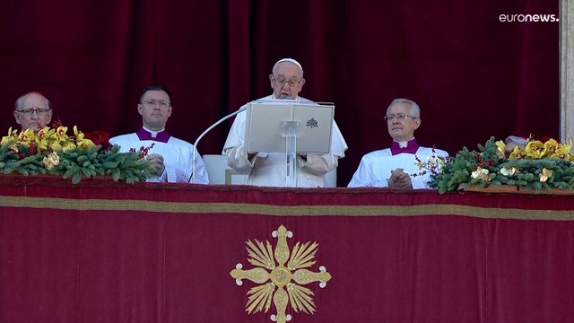 Papa Francesco nel messaggio urbi et orbi: Il Natale porti in dono la pace