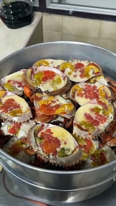 Steamed crab with cooker to cool your mouth watering