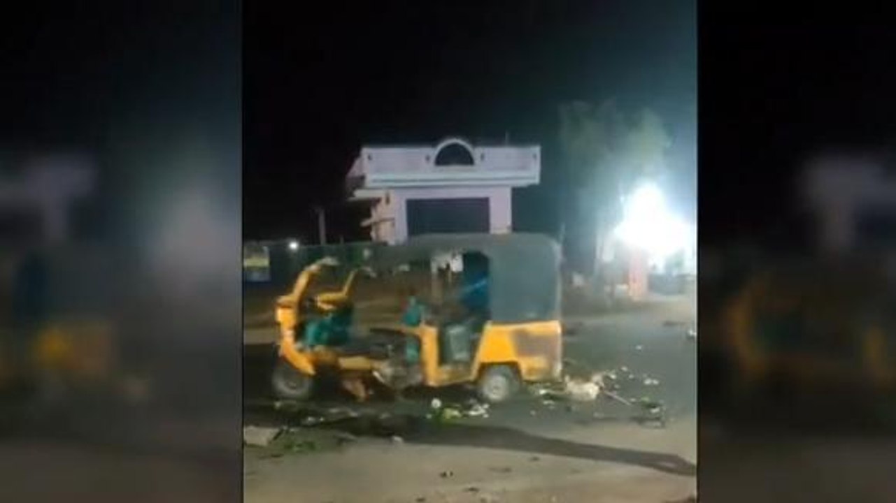 ఆటో, బైక్ ఢీ.. రోడ్డుపైనే నిమిషం పాటు చెక్కర్లు కొట్టిన ఆటో