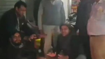 जबलपुर: ठंड में बढ़ोतरी, लकड़ी जलाकर ठंड से बचने का प्रयास