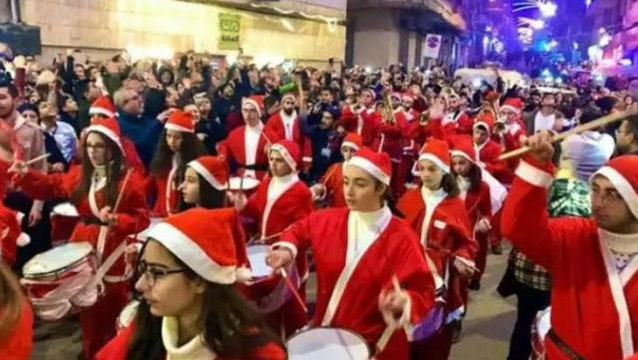Görüntü 11 yıldır iç savaşın sürdüğü Suriye'den! Noel baba kıyafeti giyip kutlamalara başladılar