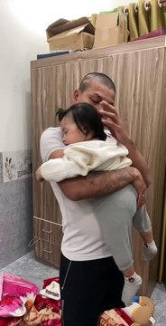 Clip: Lộc Fuho chăm con khéo chẳng kém vợ