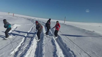 Snowboard tutkunları Bülbülan Yaylası'nda kayak yaptı