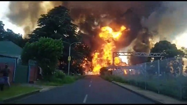 Sobe para 15 número de mortos em explosão de caminhão-tanque na África do Sul