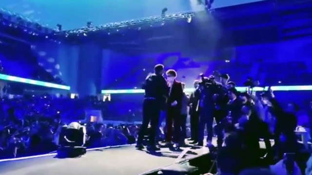 Mustafa Sandal Meral Akşener'e 'Aya benzer' dansını yaptırdı