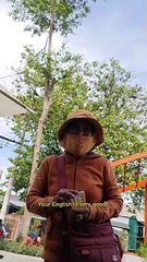 Clip: Bà cụ bán vé số nói tiếng Anh lưu loát khiến du khách tây bất ngờ