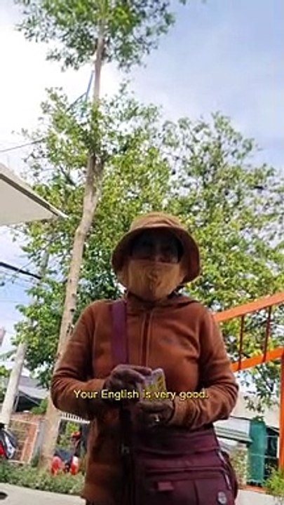 Clip: Bà cụ bán vé số nói tiếng Anh lưu loát khiến du khách tây bất ngờ