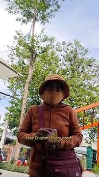 Clip: Bà cụ bán vé số nói tiếng Anh lưu loát khiến du khách tây bất ngờ