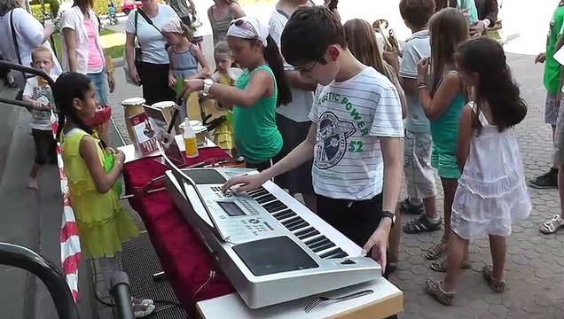 Keyboard auf dem Schulhof, 2013, 03