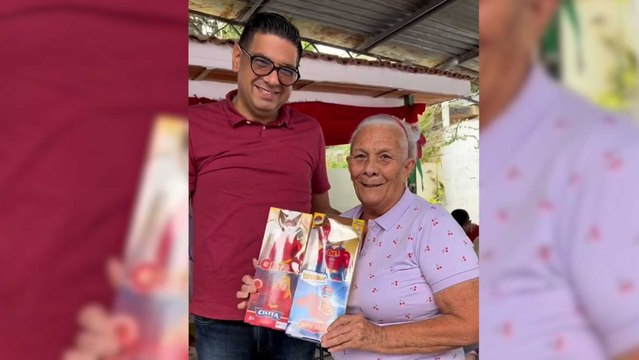 El dictador Maduro regala muñecos de «Súper Bigote» y «Súper Cilita» por Navidad