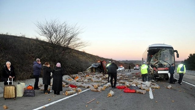 Yolcu otobüsü ile kamyon çarpıştı: 1 ölü, 2 yaralı