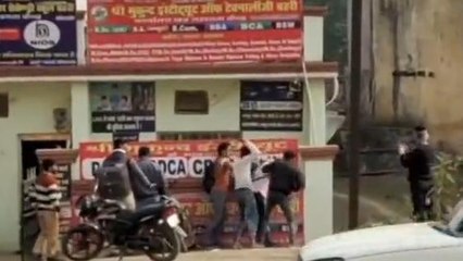 सीधी:भरे बाजार में चल रही स्कूली बच्चों की तानाशाही,अकेले लड़के को खुलेआम पीटा