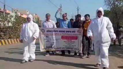 नरसिंहपुर:संविदा स्वास्थ्य कर्मियों की नहीं हो रही सुनवाई, पीपीई किट पहनकर किया प्रदर्शन