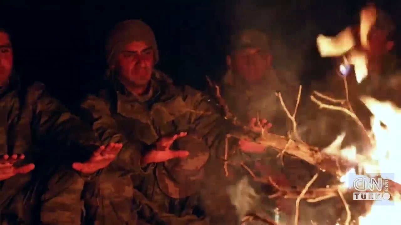 Komandolardan ateş başında türkü