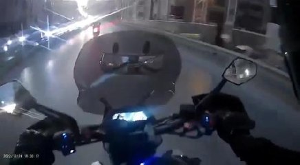 BAYRAMPAŞA'DA OTOMOBİLE ÇARPAN MOTOSİKLETLİ AĞIR YARALANDI