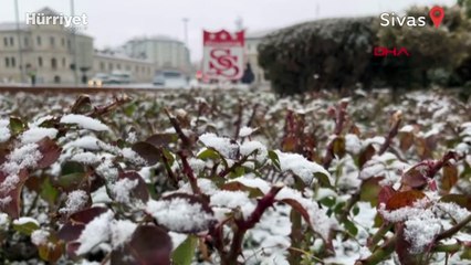 Sivas'ta kar yağışı kenti beyaza bürüdü