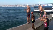 İstanbul'da soğuk havaya aldırış etmediler! Boğazın Aslanları denize girdi