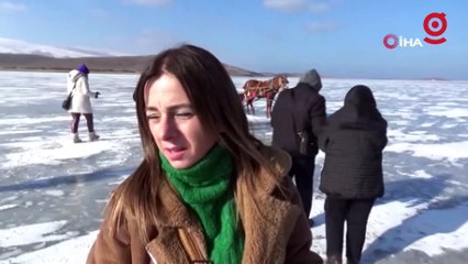 Buz tutan Çıldır Gölü’ne yoğun ilgi