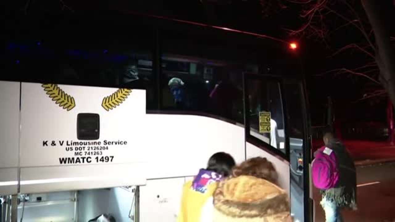 Abandonan a migrantes frente a la casa de la vicepresidenta Kamala Harris en plena ola de frío