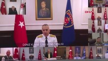 Bakan Akar, beraberindeki komutanlarla Suriye sınır hattındaki birliklerde incelemelerde bulunuyor-2