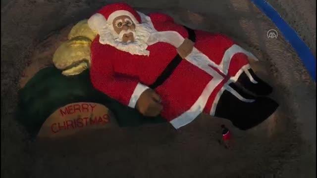 BERHAMPUR - Hindistan'da turistik plaja 1,5 ton domates kullanarak Noel Baba heykeli yaptılar