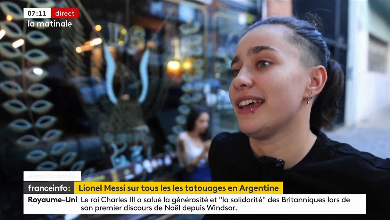 Depuis le sacre de leur équipe nationale de football au Qatar, des Argentins se font tatouer l'image devenue emblématique de leur idole Messi embrassant le trophée de la Coupe du monde