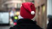 Lyon : le père Noël et des bénévoles distribuent des présents et des repas aux sans-abri