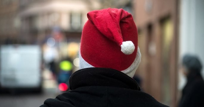 Lyon : le père Noël et des bénévoles distribuent des présents et des repas aux sans-abri