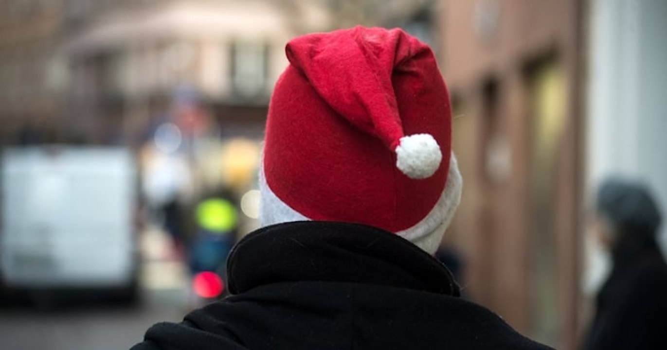 Lyon : le père Noël et des bénévoles distribuent des présents et des repas aux sans-abri