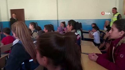 Siirt'te jandarma ekipleri köy öğrencilerini bilgilendirdi