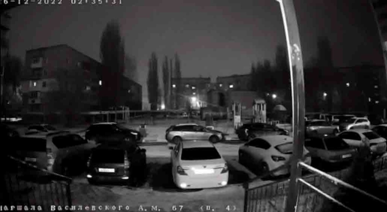 VÍDEO: Drone ucraniano ataca base aérea russa a 600km da Ucrânia