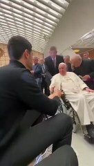 Enes Kanter "babası" gibi Papa'nın eteğine yapıştı