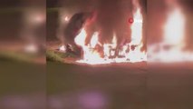 Park halindeki otomobil aynı anda ön ve arka kısmından alev aldı