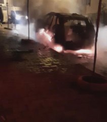 ARNAVUTKÖY'DE PARK HALİNDEKİ OTOMOBİL ALEV ALEV YANDI