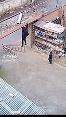 Mẹ rơi thang lúc trèo cao, bé trai dùng hết sức bình sinh dựng lại