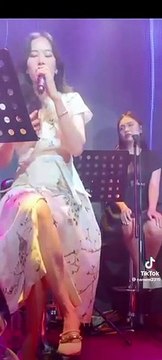 Nam Em khóc nấc trên sân khấu khiến fan xót xa: Lỡ yêu người có ước mơ