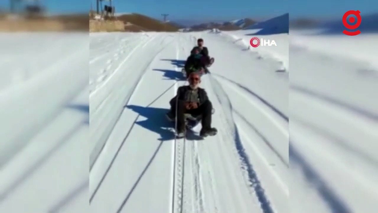 70 yaşındaki İsmail dedenin karda kızak keyfi izleyenleri gülümsetti