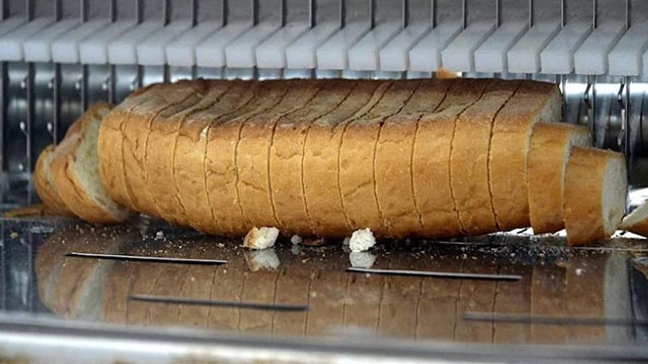 Vatandaş fırına yarı fiyatına bayat ekmek almak için gidiyor