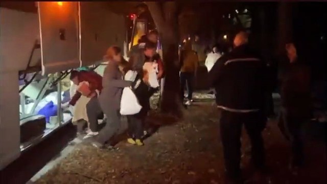 Teksas Valisi, 3 otobüs dolusu kaçağı, Başkan Yardımcısı Kamala Harris'in konutunun önüne bıraktı