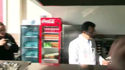 İmamoğlu yemek servisi yaptı: Büyük keyif alıyorum