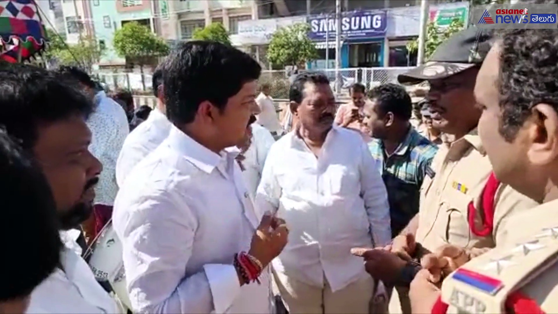 గుడివాడకు వెళుతున్న కొల్లు రవీంద్ర అరెస్ట్... పోలీసులతో మాజీ మంత్రి వాగ్వాదం
